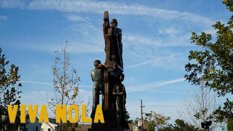 Estatua en honor a los trabajadores Latinoamericanos en Nueva Orleans despues del huracán Katrina. Donado por la familia Gershanik.
